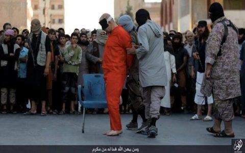 ISIS terrorists behead two Syrian soldiers captured during clashes near Raqqa