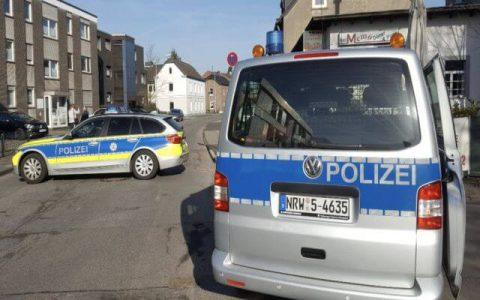 Imigrant robber takes 2 bank workers hostage after a robbery at a bank in Duisburg
