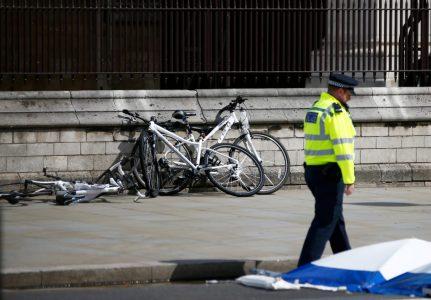 London police treat the car crash near the Parliament as terrorism
