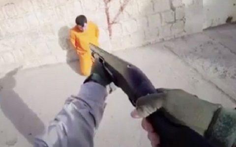 ISIS jihadis humiliating prisoners with painting spray before blasting them to death