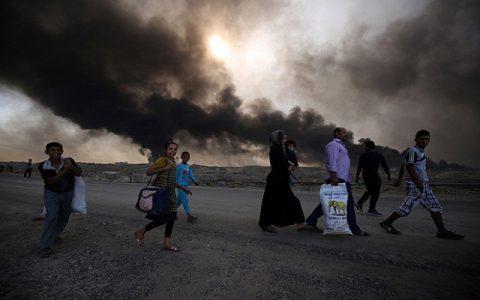 ISIS set fire to sulphur fields, creating toxic gas clouds that injure 1,000