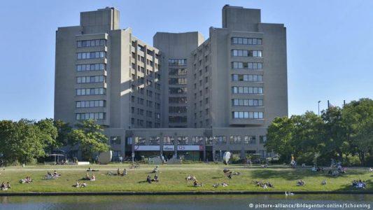 Policeman shooted a man with a gun near Berlin hospital