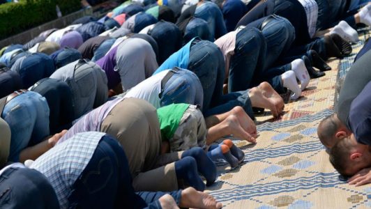 Moroccan preacher issues fatwa against men wearing tight jeans during prayers