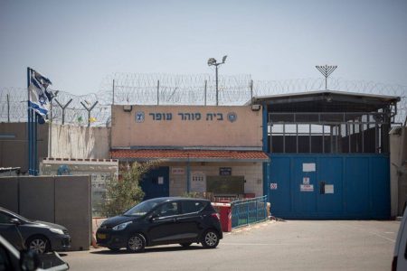 Israeli prison guard stabbed in the neck by Palestinian terrorist prisoner