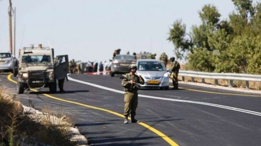 Terrorists shoot and hit a vehicle in the West Bank