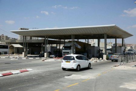 Terrorist shot during stabbing attempt at the Qalandiya crossing