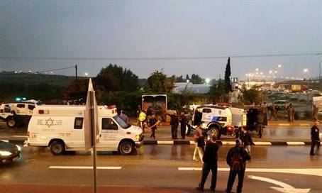 Terrorist tried to conduct a stabbing attack at a bus station in Gush Etzion Junction