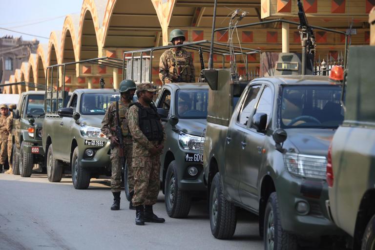 Pakistani army kill ISIS militant amid clashes with Taliban