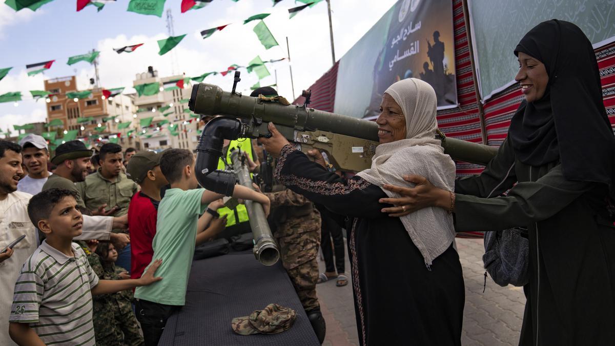 Hamas lets Gaza residents pose with weapons for first time